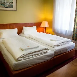 - Heefa Ohg Hotel Hamburg